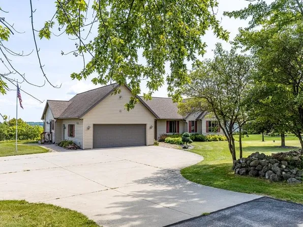 N6049 Deerpath LANE, Plymouth, WI 53073
