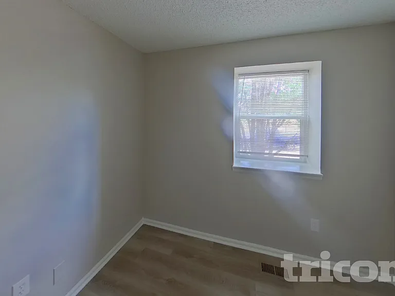 1075 Keith Dr — Photo 6