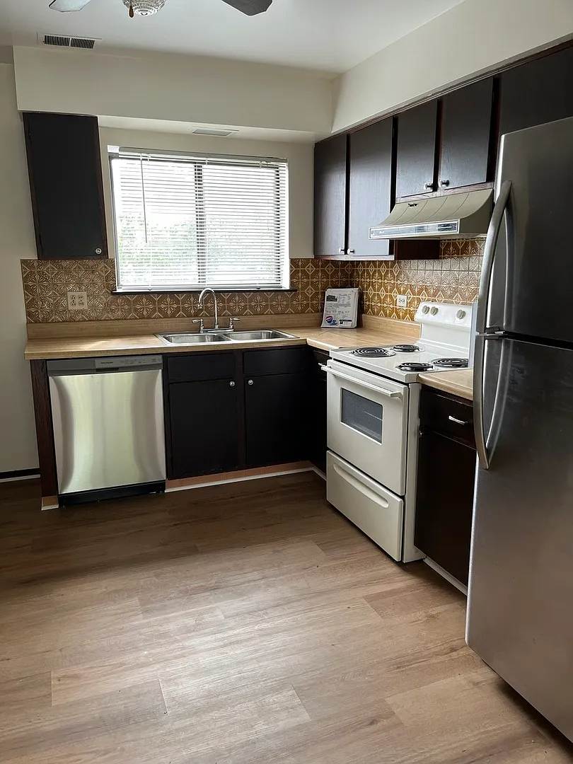 2 bed, 1.5 bath, 841 sqft, $1,800 — Photo 4