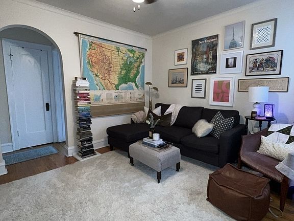 2nd image of 4833 N Hoyne Ave APT 2B