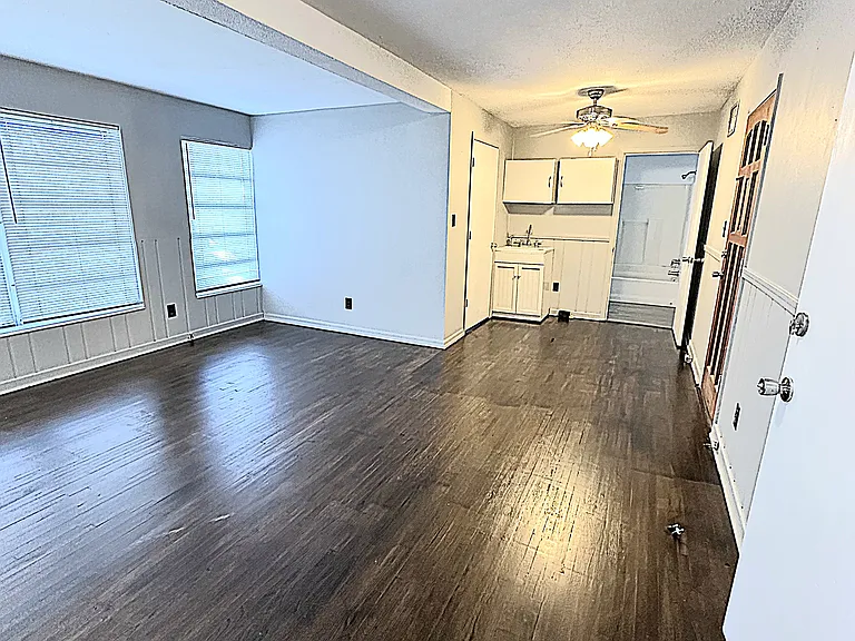 332 Bay St — Photo 14