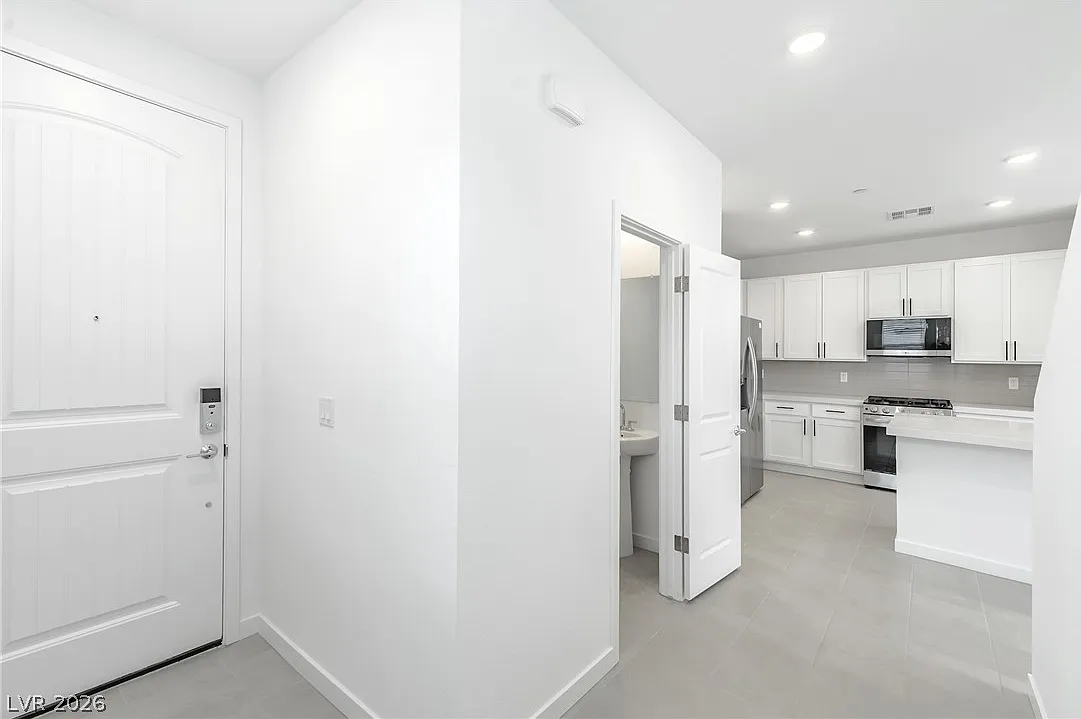 4 bed, 2.5 bath, 2001 sqft, $2,400 — Photo 4