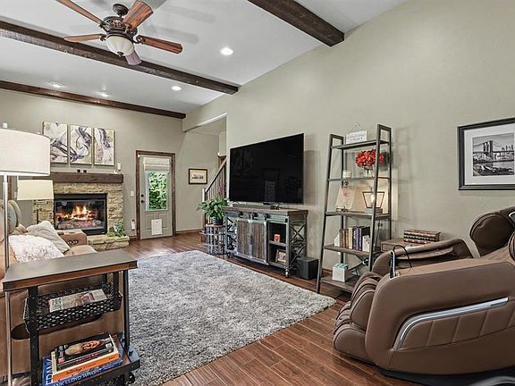 5th image of 937 Villas Creek Dr