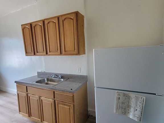 4th image of 117 E 4th St APT 4D