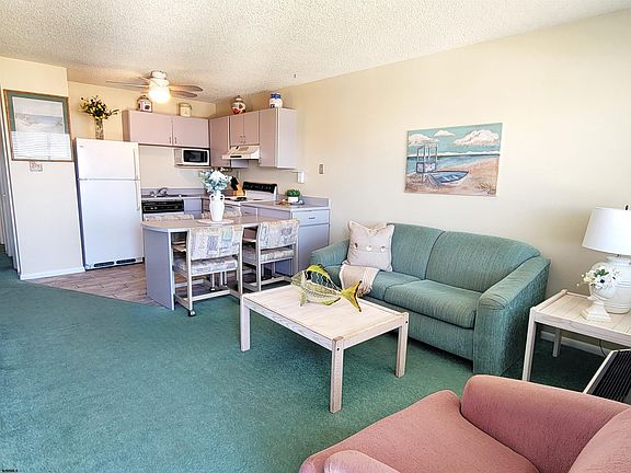 4th image of 928 Wesley Ave #506