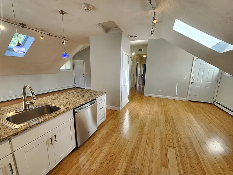 93 1st St #5 — Photo 4