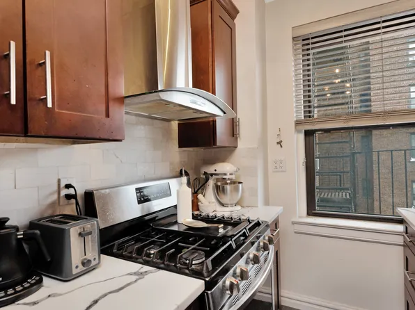 77-16 Austin Street image 6 of 14