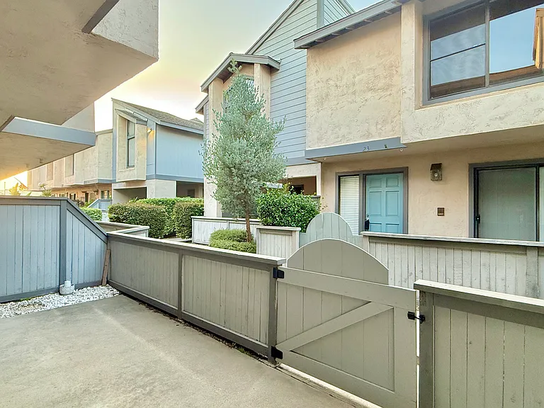 2135 E Valley Pkwy #33 — Photo 10