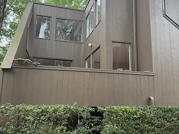 3rd image of 100 Litchfield Ln