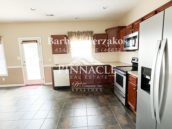 4th image of 225 Portico St