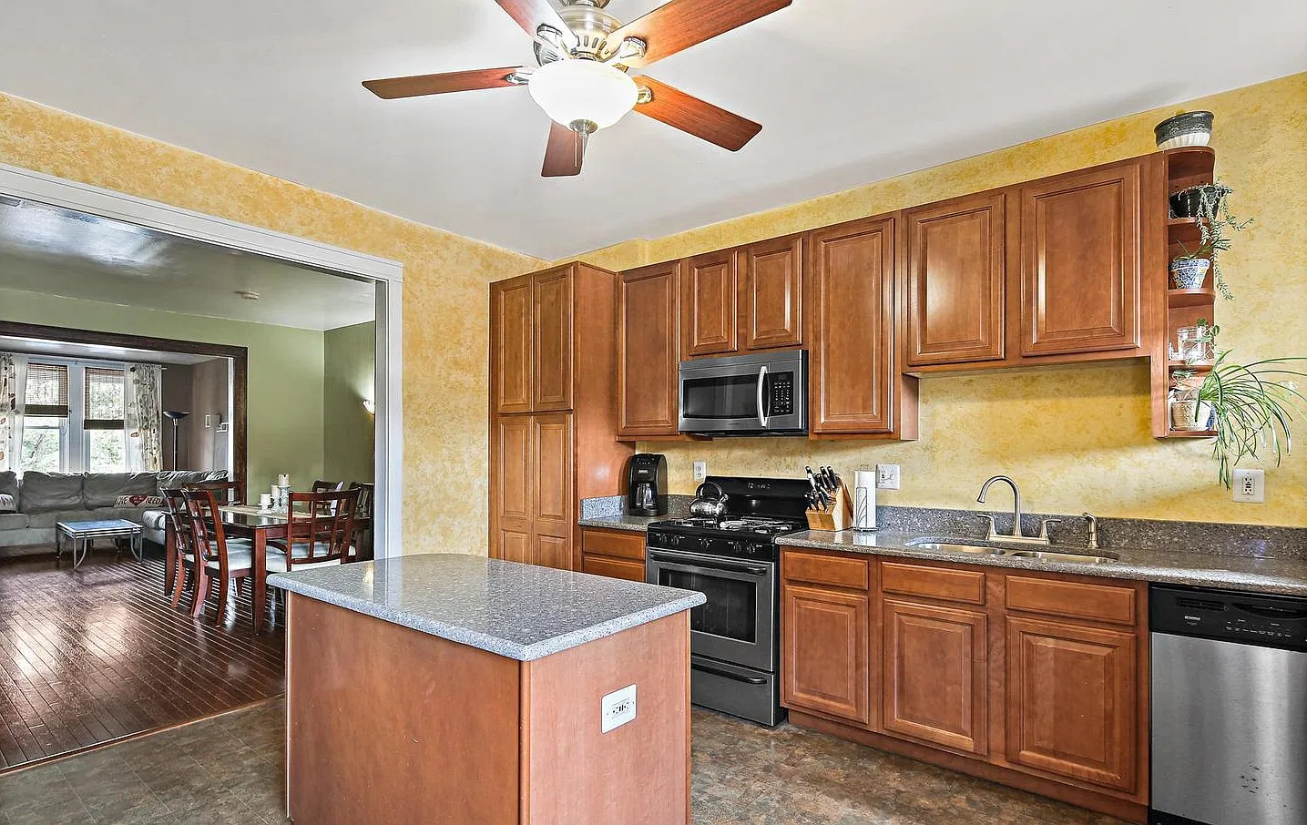3 bed, 1500 sqft, $2,200 — Photo 3
