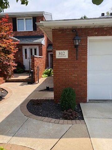 812 West Chalon