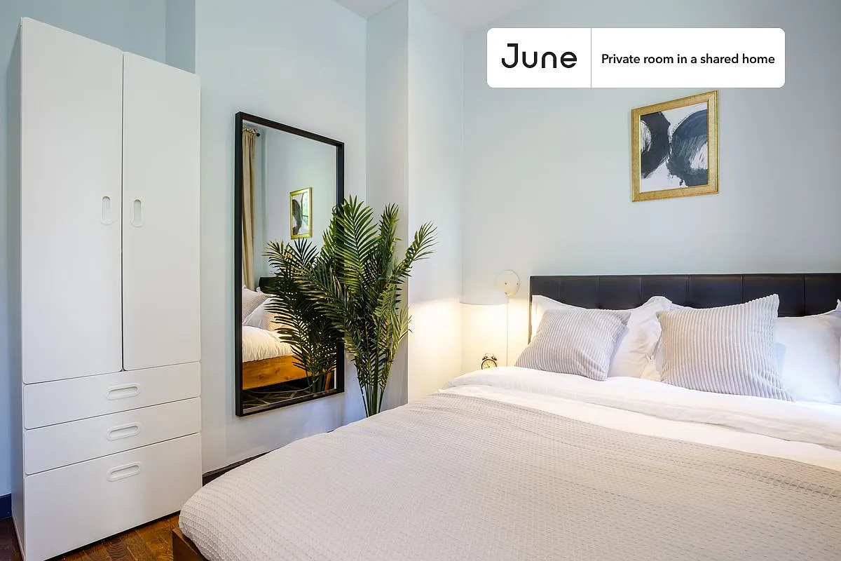 Queen bedroom in 4 bed/2 bath home in Upper East Side #157 D — Photo 2