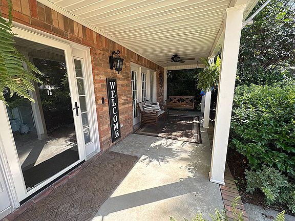 2nd image of 825 Sonora Cir