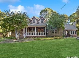 4 Hollins Ln, East Islip, NY 11730