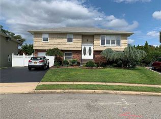 44 Dennis Ln, Bethpage, NY 11714