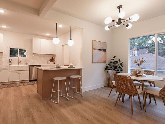 5th image of 212 E Diamond Lake Rd