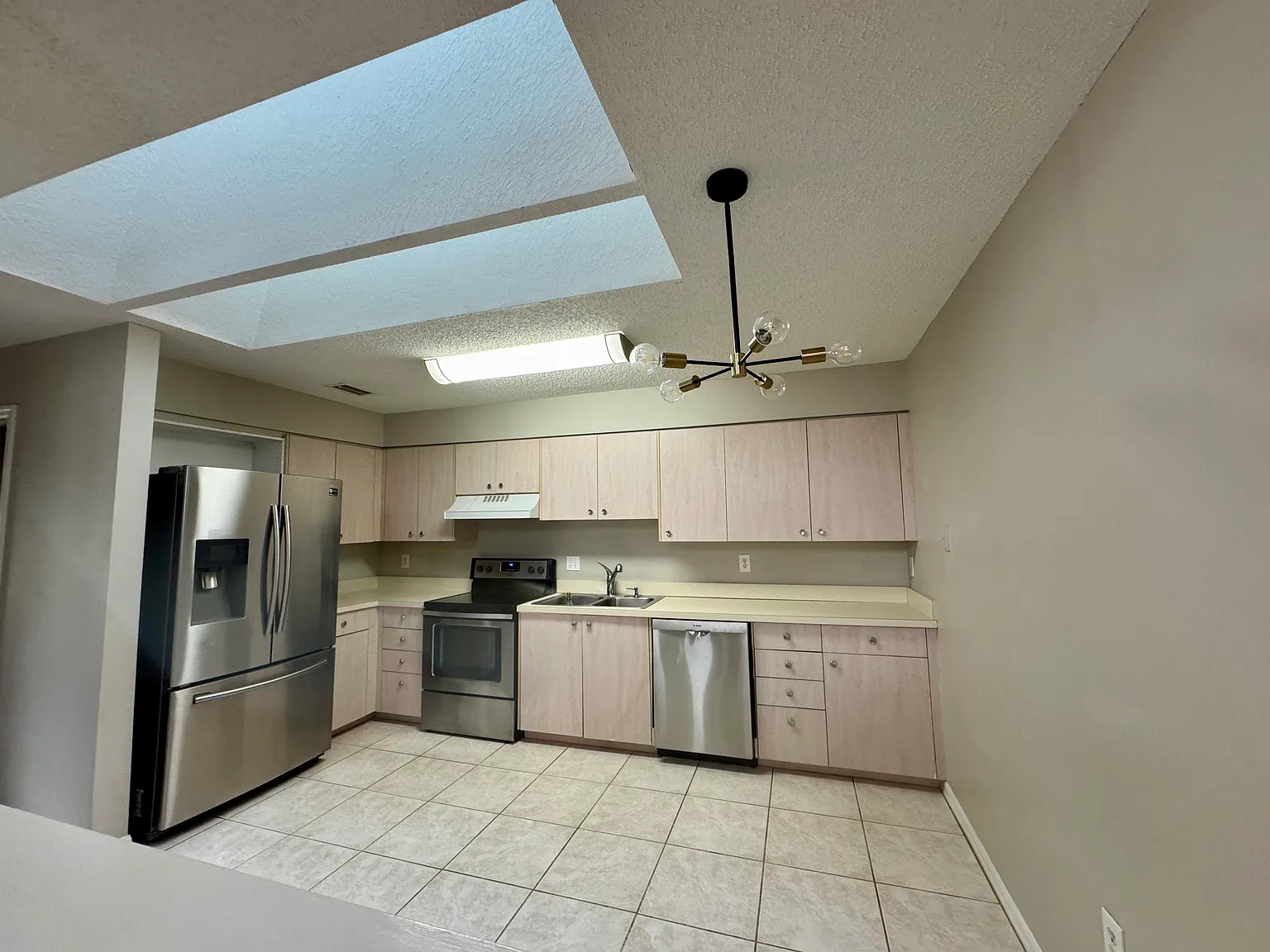 2560 Northfield Ln — Photo 2