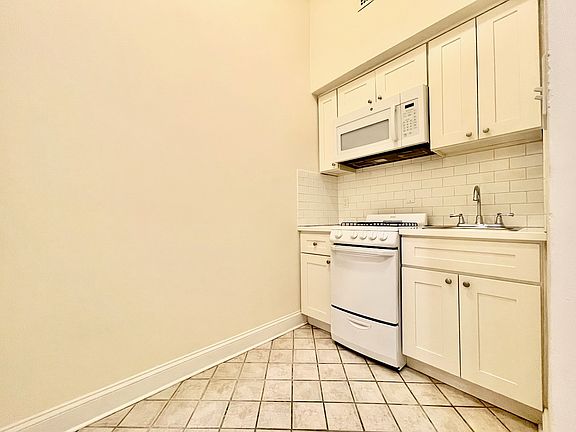 5th image of 531 W 45th St APT 1A