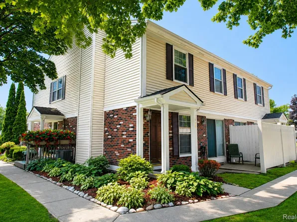 7666 Woodview Dr, Waterford, MI 48327