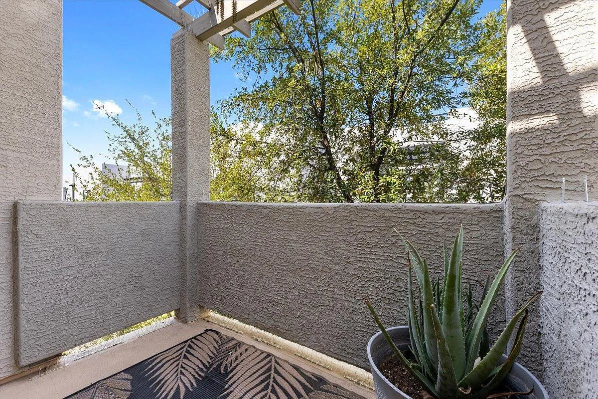 3 bed, 3.5 bath, 1650 sqft, $2,300 — Photo 3