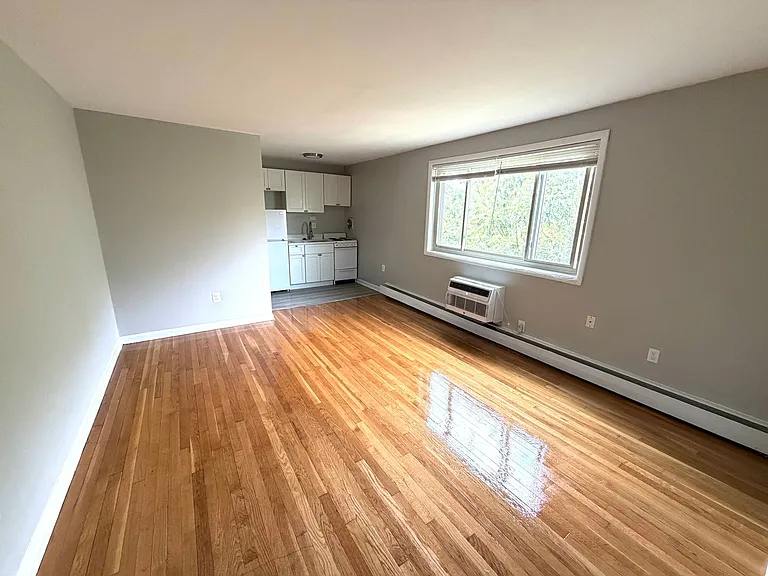 1111 D St NE — Photo 16
