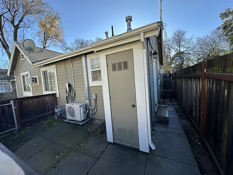 400 E 8th St — Photo 4