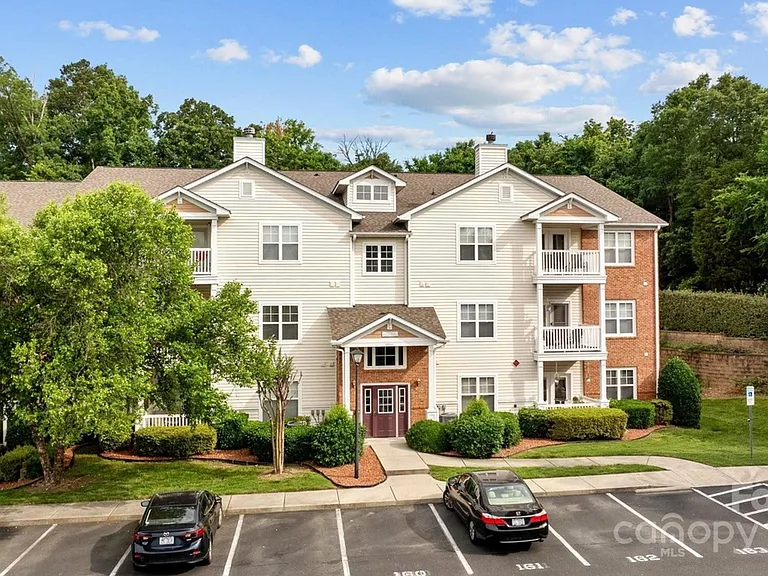 9867 Hyde Glen Ct — Photo 3