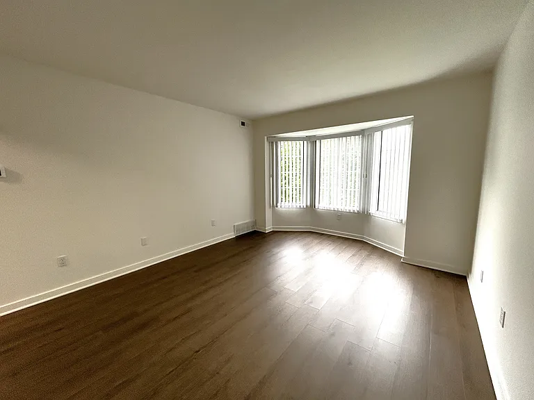 Charter Oaks Apartments — Photo 160