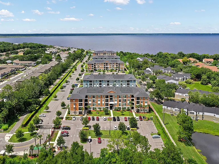 Vue on Lake Monroe — Photo 33