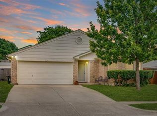 7221 Royal Oak Dr, Benbrook, TX 76126