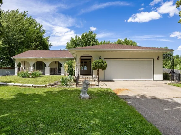 400 E Southview Rd, Fairfax, IA 52228