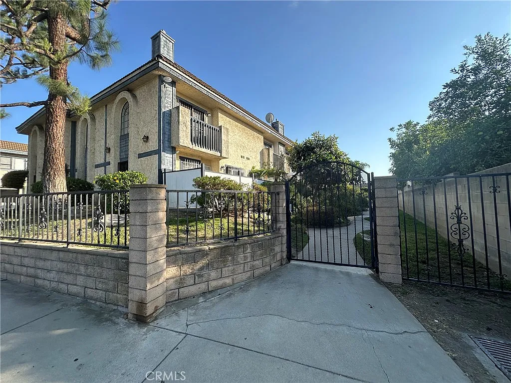 3 bed, 1141 sqft, $3,080 — Photo 2