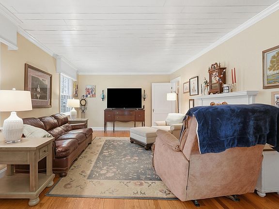 3rd image of 307 Guild Dr