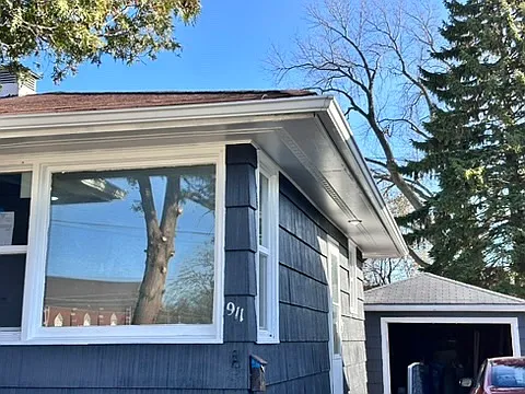 911 Broadway Ave — Photo 10