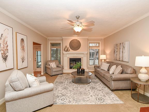 4th image of 107 W Doral Ct