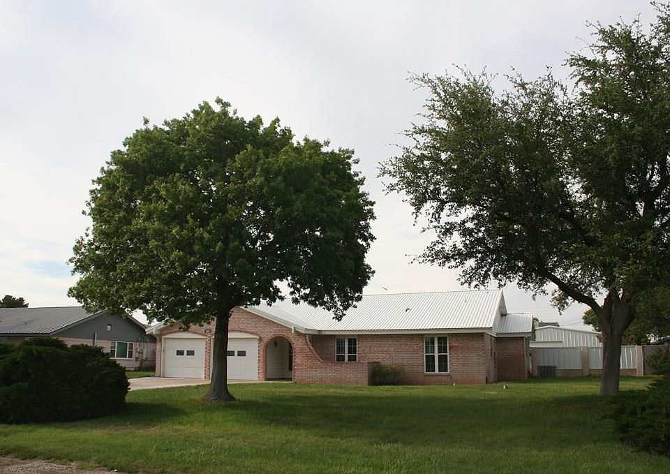 1st image of 832 Oxford Dr