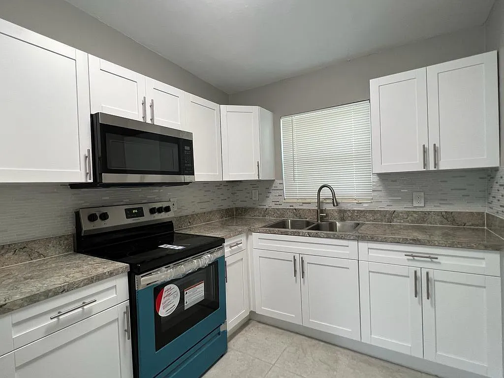 3 bed, 2.0 bath, 696 sqft, $2,600 — Photo 2