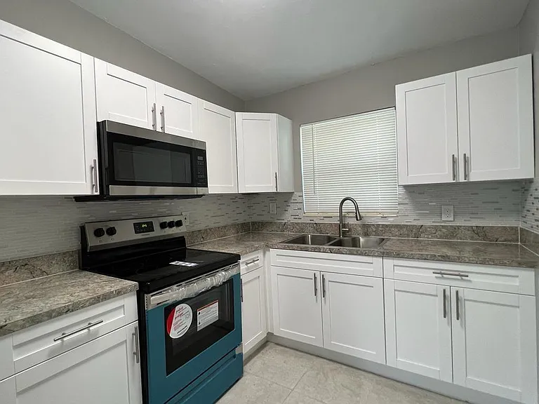 3990 Plum Tree Dr — Photo 2