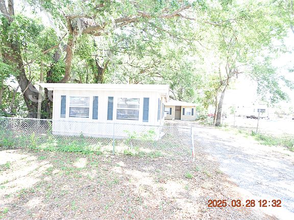 3rd image of 305 E Tomlin St