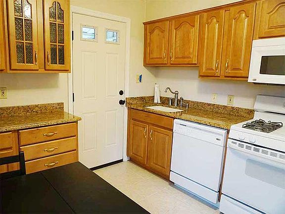 Granite countertops & gas stove