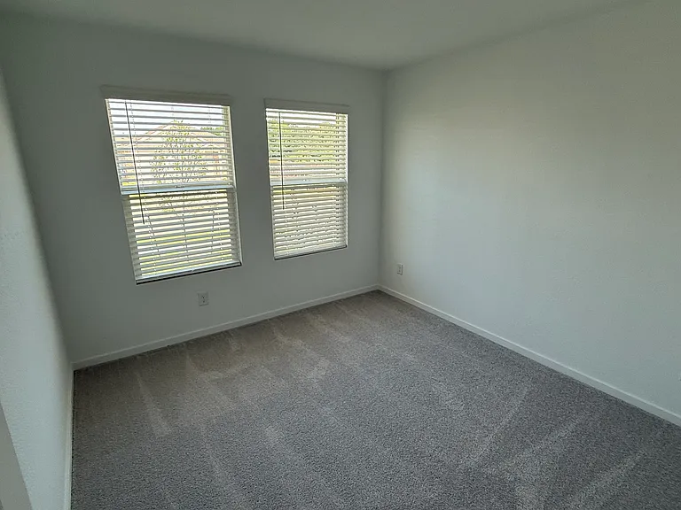 2053 Derby Ln — Photo 5