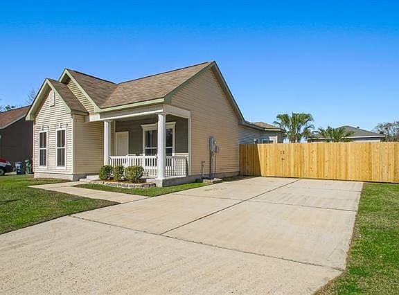 2nd image of 2752 Village Ct