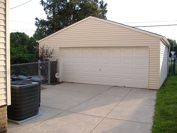2car garage w/ opener