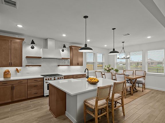 Kitchen with vast island pendant lights