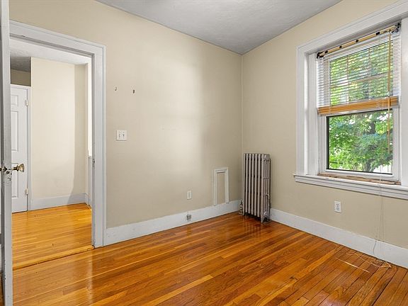 2nd image of 590 Washington St APT 3