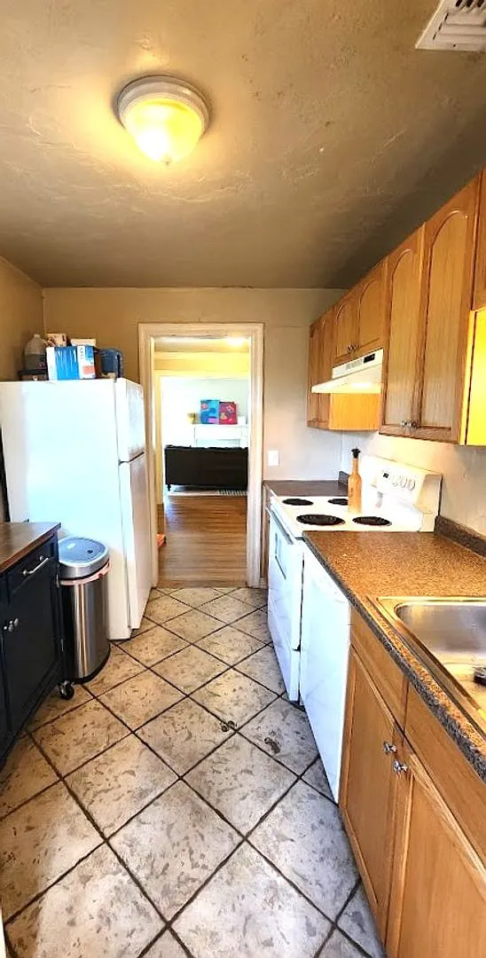 Super Cute 3 Bedroom 1 Bath Cottage In The Douglas Place Add Nw Okc — Photo 4