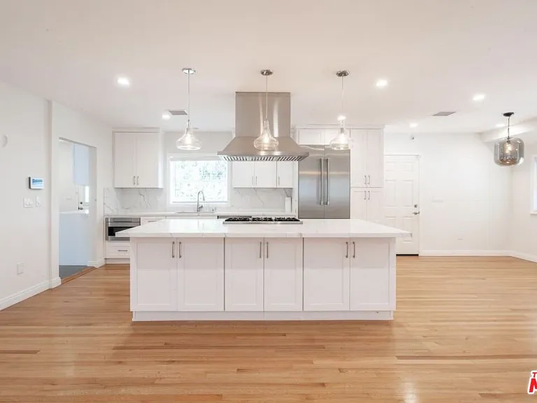 2201 Coldwater Canyon Dr — Photo 4