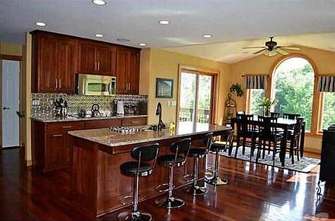 3rd image of 3099 Hickory Dr NE