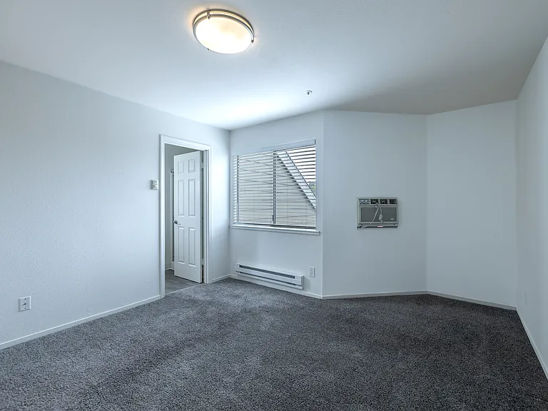 Deer Park Apartments - 95-99 Professional Center Pkwy — Photo 38